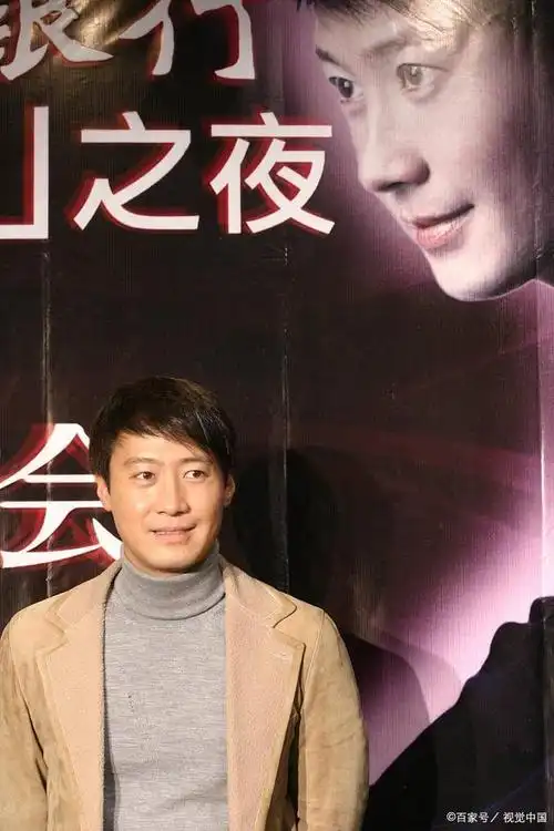 而年轻的黎明,作为香港乐坛的代表人物,用他独特的嗓音和深情的演唱