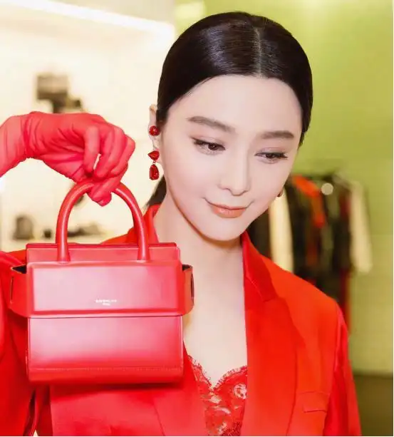 范冰冰就是爱高调,一袭红色连衣裙还要配红手套,气质远胜超模