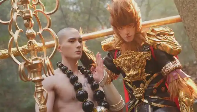 上海肌肉菩萨半裸秀肌肉网友让人想破戒童颜巨肌