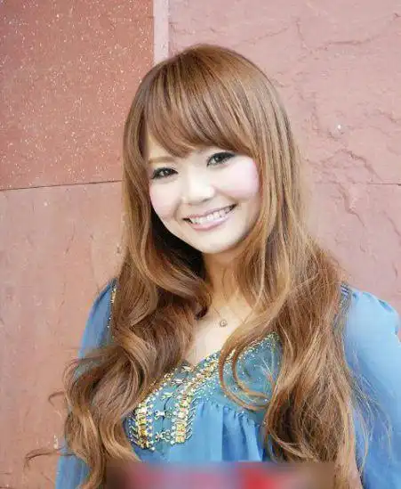 女生蓬松发型图片 超洋气的娃娃脸女孩子卷烫头发