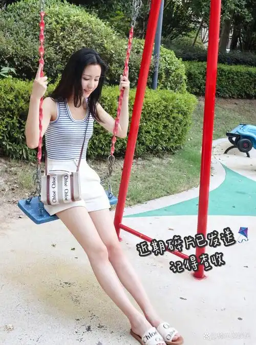 以前看苏有朋的电影《左耳》的时候,就被女主角陈都灵的气质吸引了