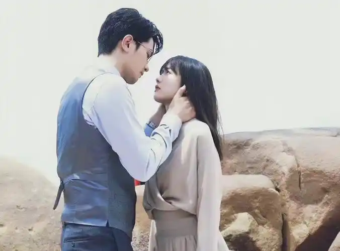 蔡文静彭冠英新剧路透捧脸鲨氛围感拉满真的好有cp感呀