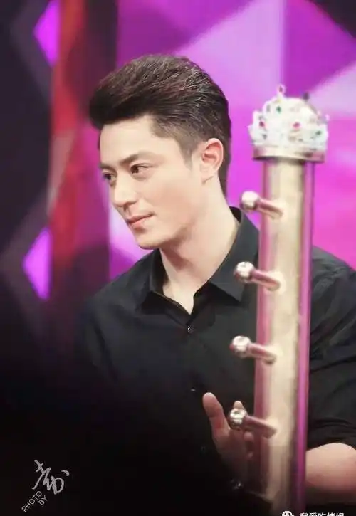 霍建华被偶遇,43岁依旧帅气不减,稀疏白发抢镜!