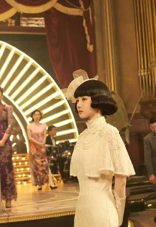 陈小纭白色旗袍性感写真_举手投足_扇子_魅力