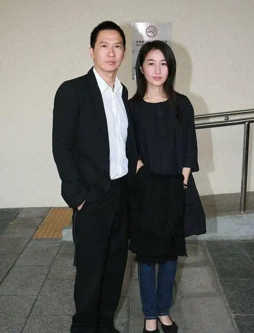 关咏荷和老公站一起真开心就算穿着腋下挤出肉的裙子也不在乎