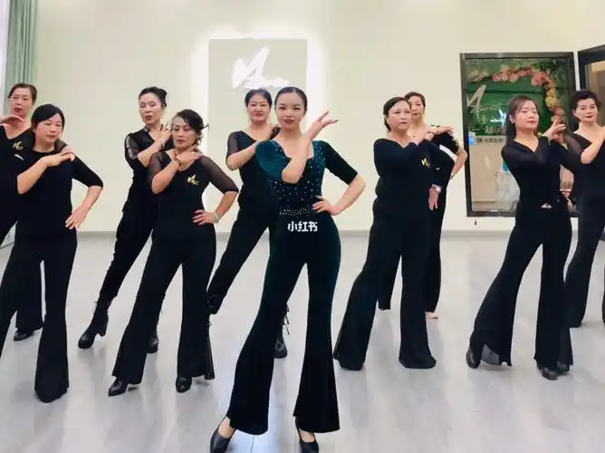 礼服秀定点造型《桥边姑娘》_礼服_鸿通城购物中心攻略_形体_t台走秀