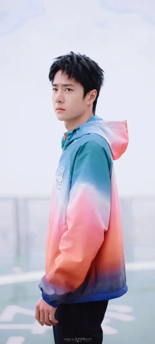 王一博渐变色冲锋衣#王一博侧颜太完美了!