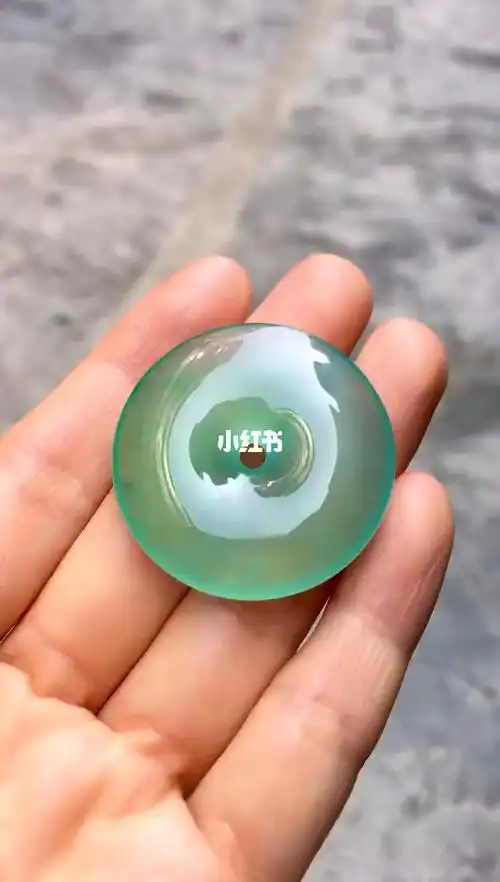 翡翠师傅说很少见这么美的湖水蓝平安扣