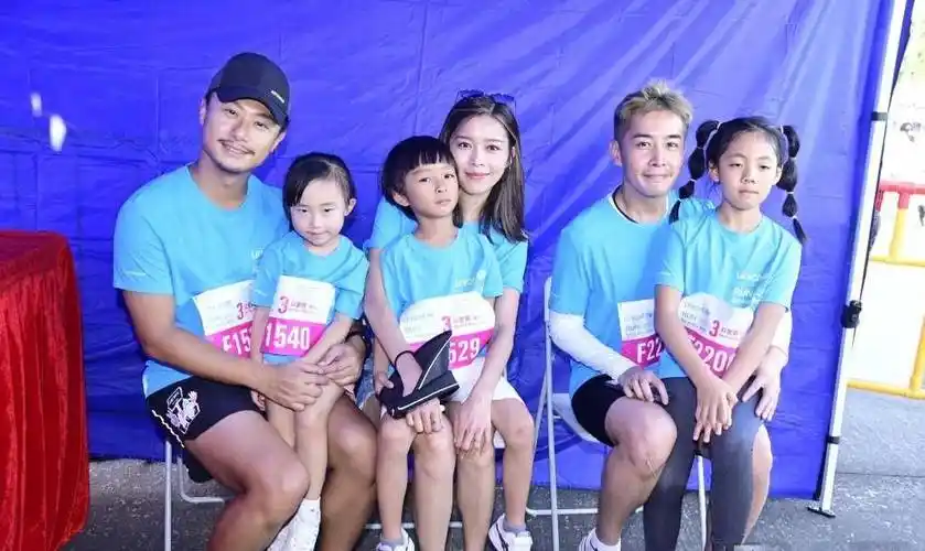 原创郭晶晶一家五口参加长跑比赛4岁霍中怡对着镜头眨眼好可爱