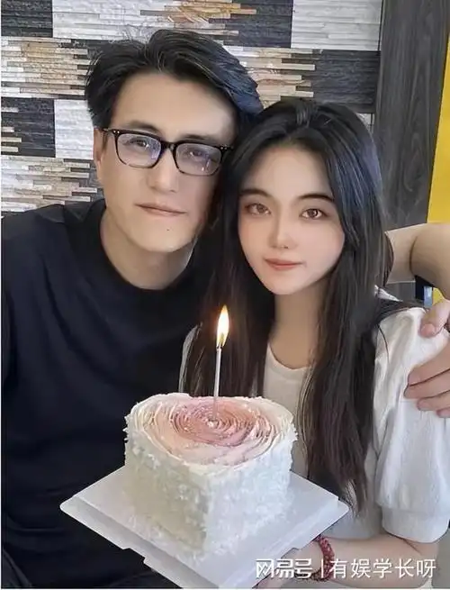 靳东回老家与家人团聚外甥女甜蜜贴脸合照高颜值与靳东神似