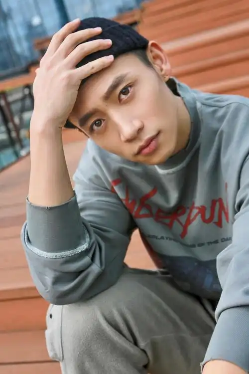 魏晨全新街拍瓜皮帽做旧卫衣应景春季潮搭