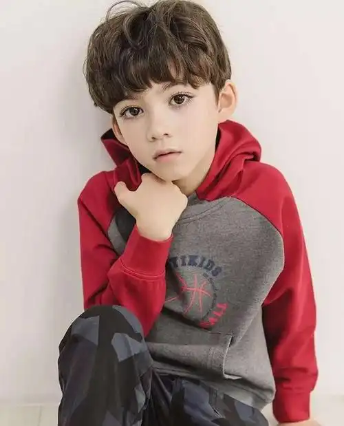 5岁萌宝发量惊人,帅气发型穿搭不输小鲜肉,他才是全网最靓的崽