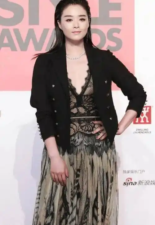 蒋欣造型又翻车了,深v连衣裙配黑西装显胖10斤,终于信有130斤