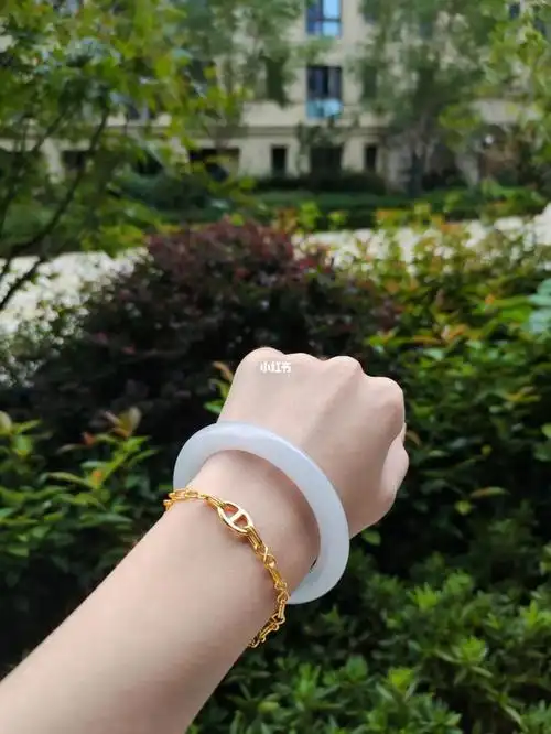 白月光是最经典不会出错的翡翠手镯 适合各个年龄段 搭配黄金叠戴更是