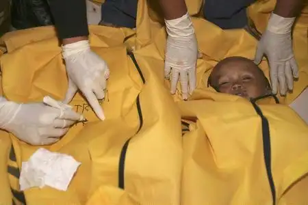 图文海啸中遇难的儿童尸体无人认领