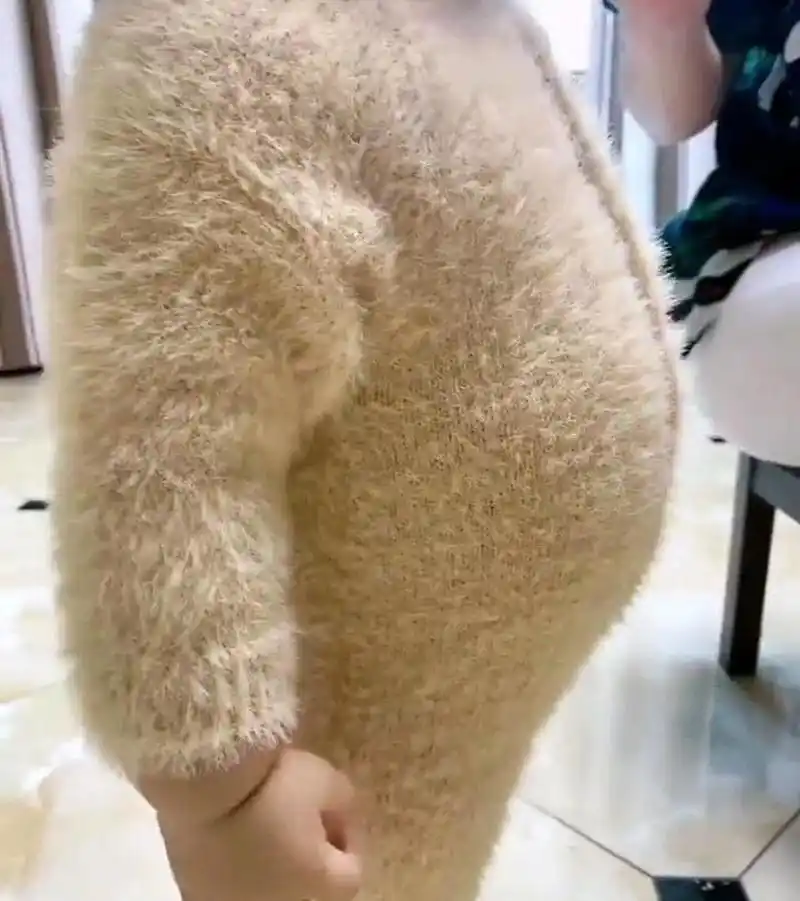 宝宝的小肚子吃得圆滚滚的,简直像个小皮球,超级可爱!9906