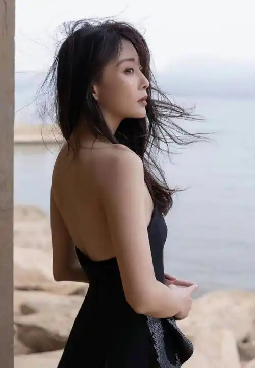 殷桃金鹰节造型好美,一袭黑色抹胸长裙,高贵又优雅!_礼服_好身材_气质