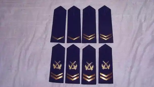 士兵服役两年后就会被授予下士军衔,下士的肩章一般只有一条比较细的