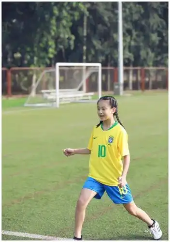 11岁森碟运动上衣配百褶裙,清新可爱!身高都快赶超老爸田亮了