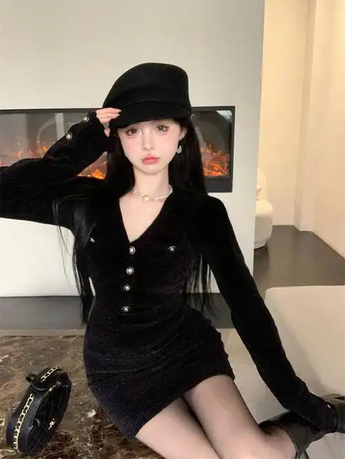 实拍现货 黑色金属扣雪尼尔收腰连衣裙女秋冬修身v领针织包臀短