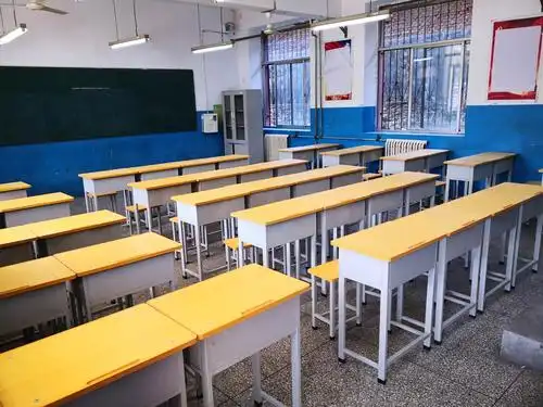 鹤壁市第四中学开学前为学生配备新课桌