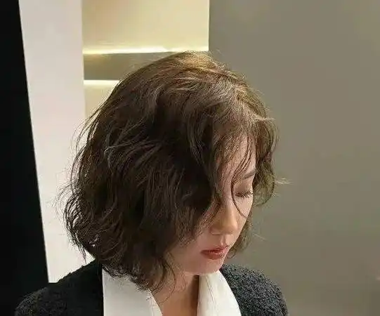 复古风格时尚洋气的中短烫卷发发型,好看又显发量_麦穗_四大_气质