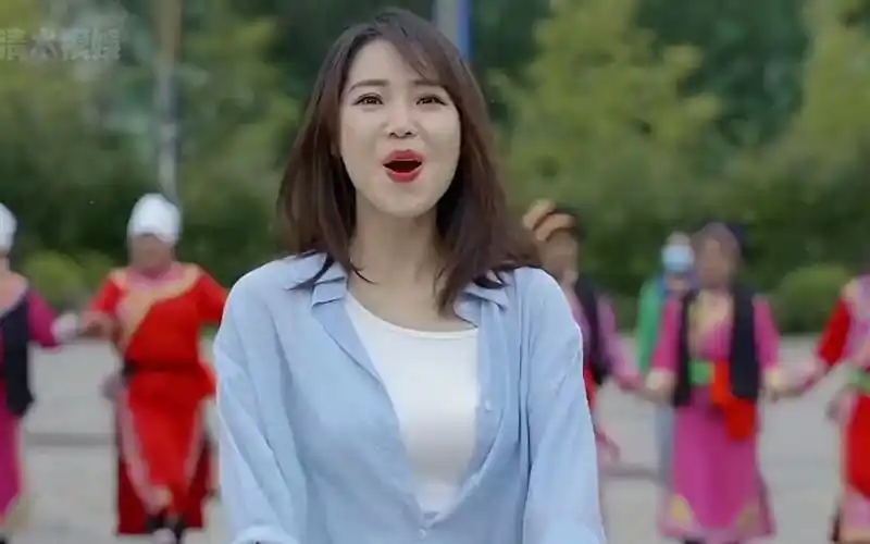 云朵:18岁拜师刀郎,师傅养了她十年,从服务员到歌手成功逆袭