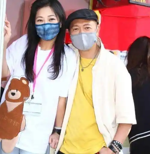 苏志威刘小慧摆摊卖衣服,亲自搬货接地气,卖力吆喝声音一度沙哑_销售