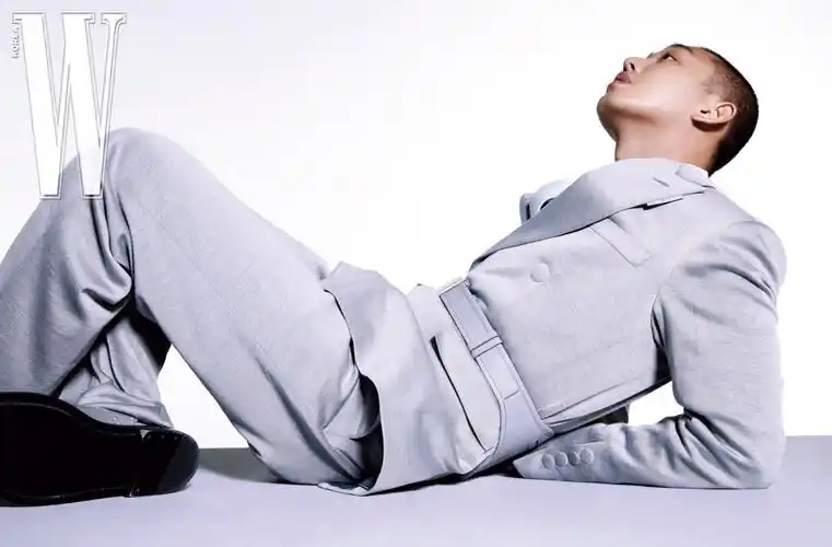 "时尚王"刘亚仁拍摄最新大片,《w korea》3月刊.