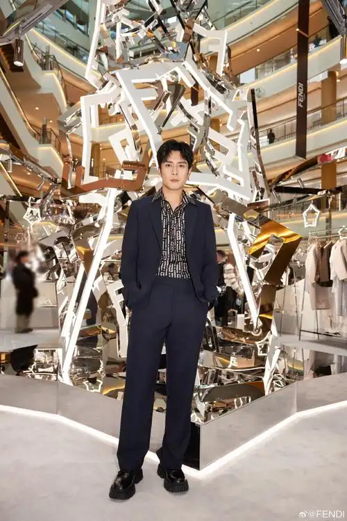 演员@韩东君elvishan身着2023冬季胶囊系列,受邀出席fendi上海恒隆