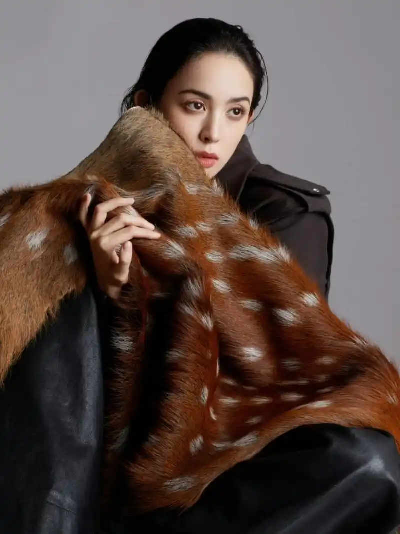 古力娜扎封面大片  近日,古力娜扎登上某杂志封面,展现了她独特的时尚