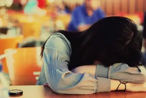 突然间心里难受想哭的句子,送给此刻压抑不开心的你!_腾讯新闻