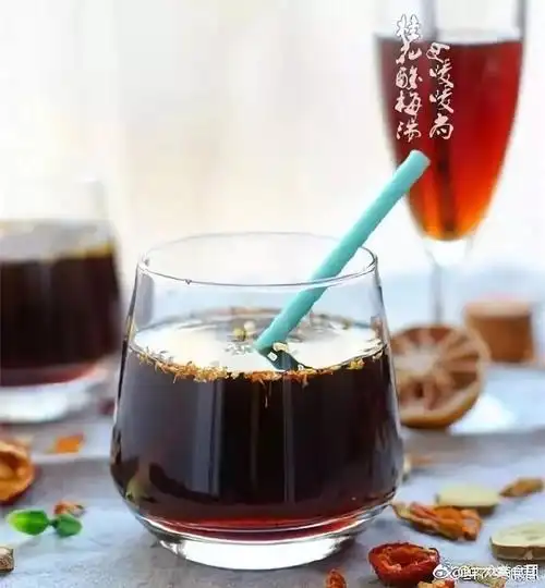 酸梅汤算是一种传统的夏季饮品了,在炎热的天气里,喝上一杯冰镇好的