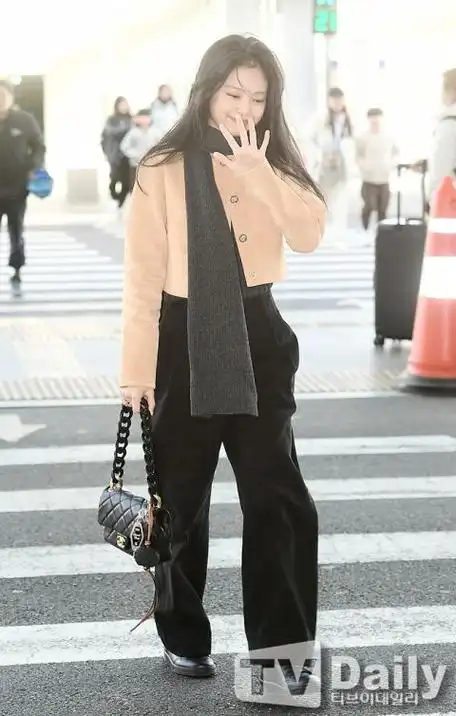 「人间香奈儿」jennie 飞巴黎看秀!机场照被粉丝狂叹:状态超好