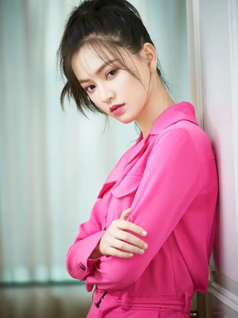 武大校花黄灿灿变"女强人",粉色连体裤配高马尾,御姐范十足