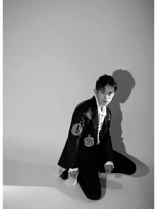 易烊千玺六周年造型