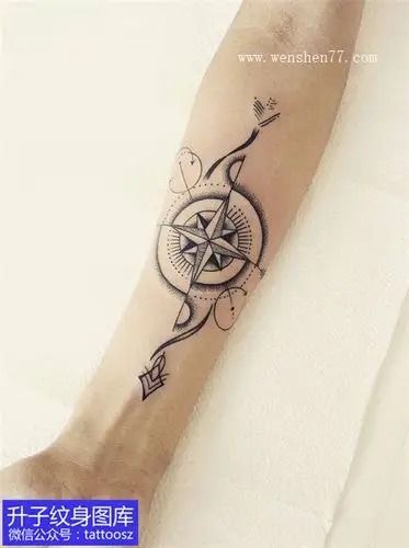 手臂内侧小清新点刺指南针纹身图案