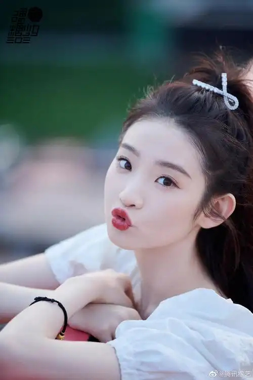 元气满满的硬糖少女303张艺凡今日直播造型定妆照