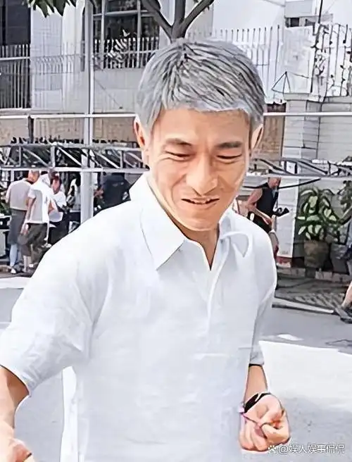 刘德华现身近照曝光头发已全白身材稍显丰满引发网友关心