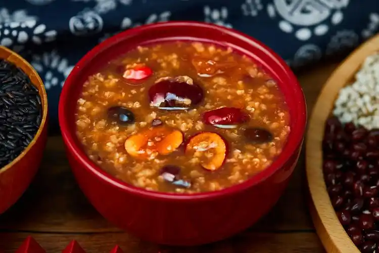 木纹红碗腊八粥腊八节一碗腊八粥美味的粥