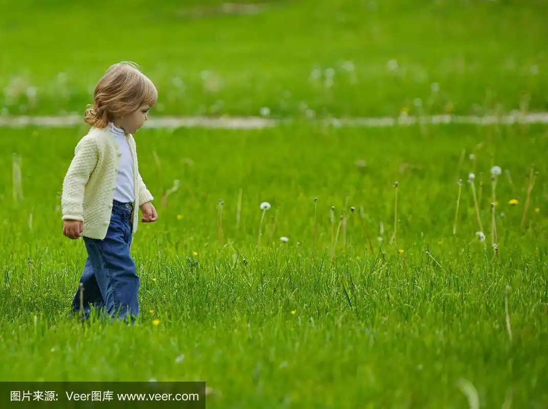 快乐奔跑的小女孩