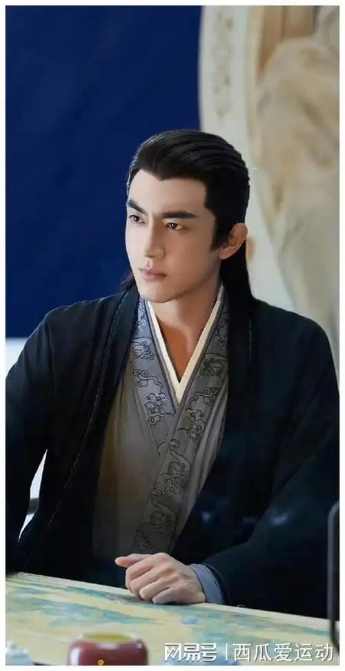 许凯:白玦神尊的儒雅帅气与温柔深情,他的睿智稳重与爹系男友形象让人