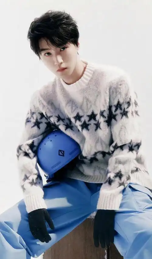 王俊凯近期为某杂志拍摄了一组滑雪服造型的照片.