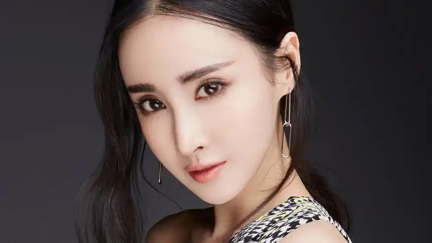 美女演员王若心时尚写真桌面壁纸下载