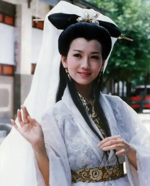 刘涛版白素贞不能说刘涛不美,但是在这部剧里又土又黑.