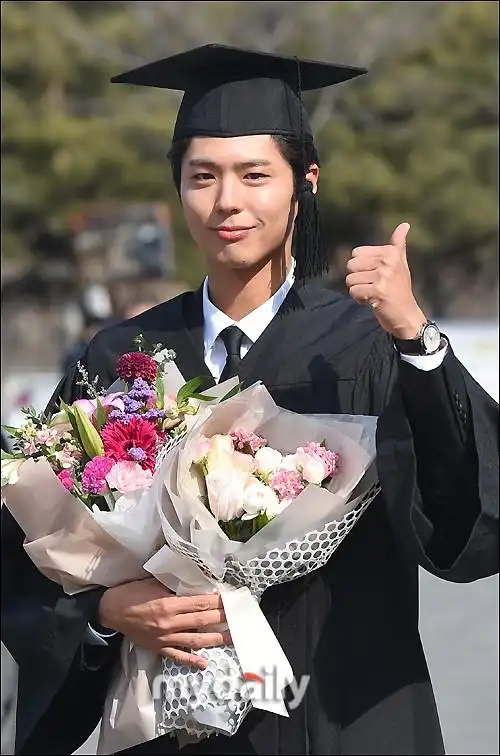 组图:朴宝剑大学毕业 身穿学士服帅气迷人