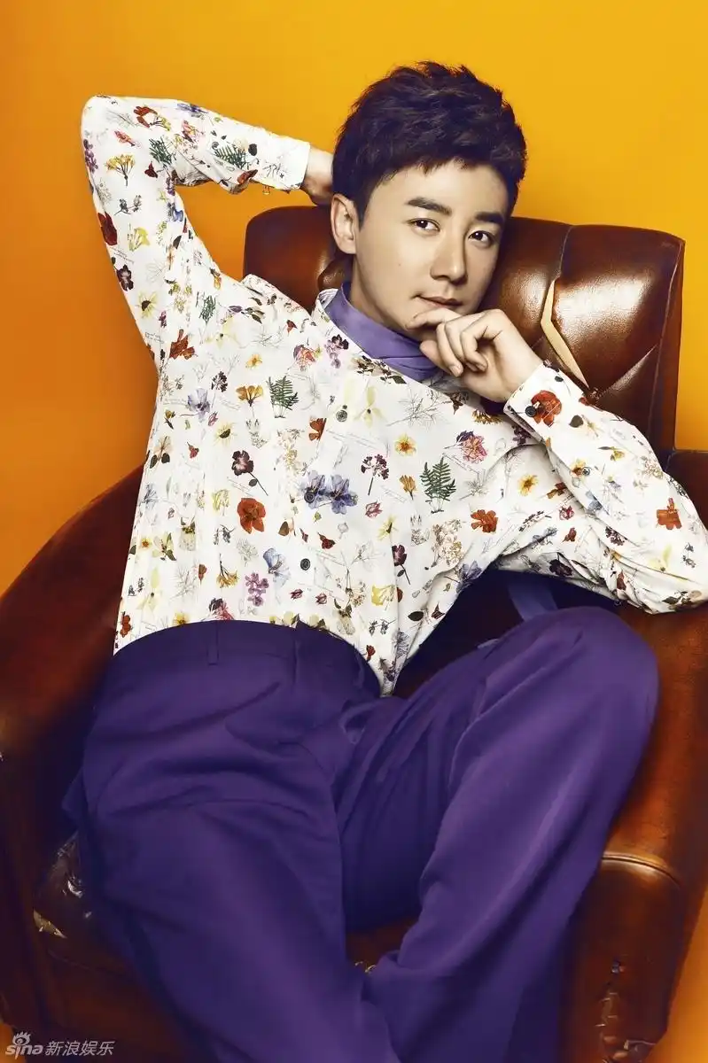 中饰演男一号"徐子豪"的男星张倬闻曝光了最新时尚写真