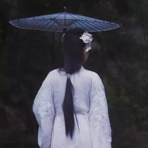 "和羞走,倚门回首,却把青梅嗅. "秦软玉の自截汉服女头/古风头像