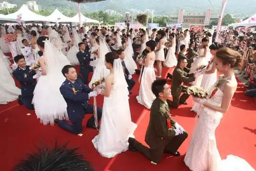 组图台军新人集体婚礼仪仗队剑门助威2