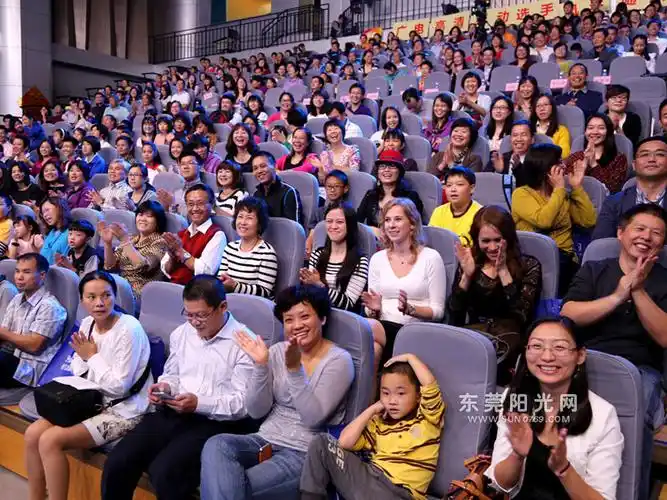 选手们在台上你来我往,展现各自风采,台下的观众们也看得目不转睛